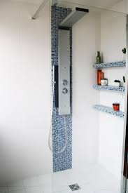 Colonne De Douche Avec Rappel De Mosaique Bleue Etageres De Rangement Ouvertes Dans La Douche Etagere Douche Etageres De Douche Mosaique Douche