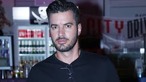 O γιάννης τσιμιτσέλης έχει χωρίσει εδώ και χρόνια με τη βάσω λασκαράκη με την οποία έχει αποκτήσει μια κόρη και τόσο η ηθοποιός όσο και ο ίδιος έχουν ξαναφτιάξει τις ζωές τους. Giannhs Tsimitselhs Exw Typseis Poy Den Pernaw Poly Xrono Me Thn Korh Moy Znews