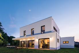 Uberdachte Terrasse Mit Seitlicher Wandbeleuchtung Kubus Haus Bauhausstil Haus Fassade Haus