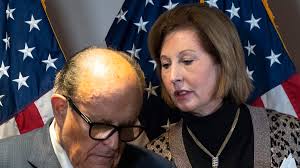 Trump-advocaat die repte van verkiezingsfraude krabbelt terug na  rechtszaak: 'Dat geloofde toch niemand?'