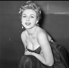 De succesvolle regisseur guido anselmi, fellini's alter ego, breekt zich het hoofd over een nieuwe film maar komt door alle beslommeringen niet toe aan het uitwerken van een deugdelijk scenario. Quella Volta Che Federico Incontro Con Sandra Milo Diva Umana Amante E Madre La Voce Di New York