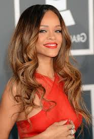 rihanna frisuren rotes kleid und einen roten lippenstift lange frisierte haare haar styling frisuren rihanna rote haare