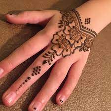 Wanita yng memakai henna di tangannya umumnya dinilai memiliki karakter yang lebih anggun. 100 Gambar Henna Tangan Simple Dan Mudah Wild Country Fine Arts