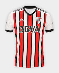 Seine eltern siedelten mit ihm nach argentinien über, als er zehn monate alt war. River Plate 2017 18 Drittes Trikot