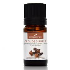 Tout d'abord, le clou de girofle n'est autre que le bouton floral du giroflier (syzygium aromaticum), un arbre originaire d'indonésie qui appartient à la appliquez ensuite sur la dent et voilà ! L Huile Essentielle De Clou De Girofle Pour Soulager Les Douleurs Bucco Dentaires