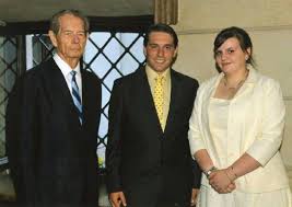 Cred ca intreaga clasa politica nu face astazi decat sa speculeze imaginea extrem de buna pe care fostul rege o are inca pentru a se revigora din. Cine Sunt Cei Cinci NepoÈ›i Pe Care Regele Mihai Ii LasÄƒ In UrmÄƒ Divertisment Inedit Unica Ro