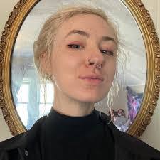 Amanda Seyler's Instagram, Twitter & Facebook