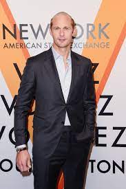 He is an actor and director, known for vikings (2013), westworld (2016) and the way back (2010). Hilfe Alexander Skarsgard Tragt Jetzt Glatze Brigitte De