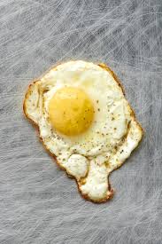 Reussisez Tous Vos œufs Sur Le Plat Grace A Cette Recette Faites Cuire Dans Du Beurre Clarifie Pour Une Jolie Crou Voedsel Ideeen Glutenvrij Eten Bijgerechten