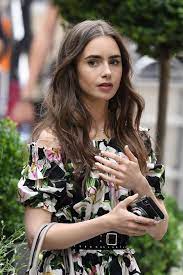Lily Collins Emily In Paris Tv Series Set In Paris 08 13 2019 Lily Collins Short Hair Lily Collins Hair Lily Collins Makeup