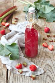 Rhabarber Erdbeer Sirup Einfaches Und Schnelles Rezept So Kann Man Das Ganze Jahr Uber Rhabarber Und Erdbeeren Geniesse Erdbeer Sirup Sirup Rezepte Rhabarber