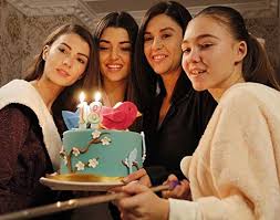 Evrim Alasya Burcu Ozberk Miray Akay And Hande Ercel In Gunesin Kizlari 2015 Cute Selfie Ideas Amazing Wedding Makeup Hande Ercel