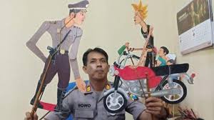 Cerita dewasa aku, seorang model yunior, diperkenalkan oleh temanku pada seorang fotografer ternama supaya aku bisa diorbitkan menjadi model terkenal. Polisi Di Kediri Manfaatkan Kardus Bekas Untuk Mendongeng Ke Anak Anak Surya