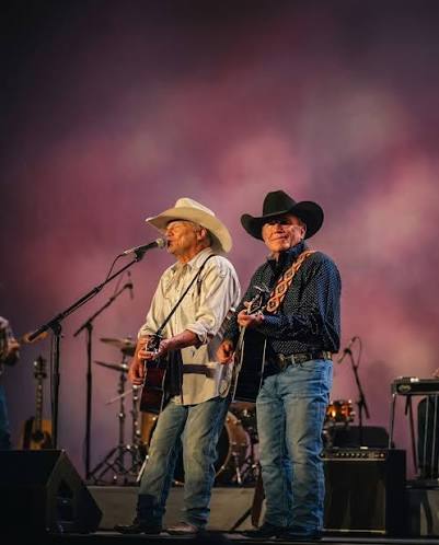 George Strait Makes Rare Appearance To Honor Alan Jackson At His Final Concert George Strait metaphorically tipped his hat to Alan Jackson by performing during the “Drive” singer's final concert on Saturday
