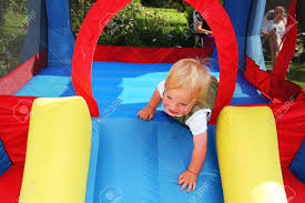 Fördert geschicklichkeit und kreativität zugleich. Kind Auf Hupfburg Aufblasbare Blow Up Spielzeug Fur Kinder Im Garten Lizenzfreie Fotos Bilder Und Stock Fotografie Image 5788437