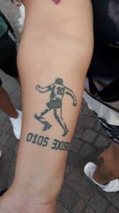 El denominado 'gol del siglo', es una auténtica pieza de la historia del fútbol que este martes cumple 35 años en tiempos en los que aún no se supera la muerte del '10′. Maradona Tatuajes De Diez En La Marcha