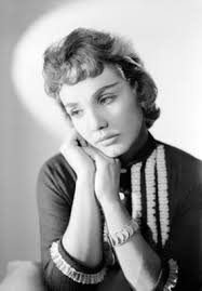 Magda Guzmán, actriz, porta blusa con olanes, retrato