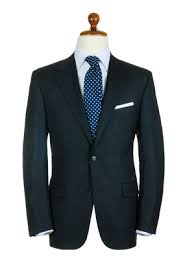 Unie ou à motifs, la cravate bleue reste un grand classique de la mode masculine. Guide Du Costume