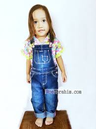 Set kebaya ini ringkas dengan corak bunga dada, lengan dan hujung baju dan lengan dari bahagian hadapan hingga belakang. Baju Kanak Kanak Koleksi Fesyen Baju Overalls Denim Kanak Kanak Perempuan Koleksi Resepi Face Mask Kain Cotton Tips Keibubapaan