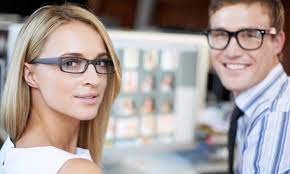 Pria, yuk cek rekomendasi model kacamata baca yang sesuai frame kacamata pria memang banyak sekali model dan jenisnya yang tujuannya adalah menyesuaikan dengan bentuk wajah pemakainya. Mengapa Calon Karyawan Berkacamata Punya Peluang Kerja Yang Besar
