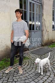 Nicht nur der schauspieler ist ein hundenarr, auch viele der in münchen geborene schauspieler ist mit einem hund aufgewachsen, seit fast drei jahren ist nun der temperamentvolle parson russell terrier elmo sein ständiger begleiter. Facebook
