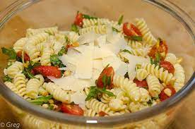 Vinaigrette biphasée à l'huile d'olive et balsamique amora. Salade De Pates Froides Aux Tomates Confites Et Roquette Cook N Roll