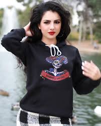 الساعة العاشرة ليلاً , يوم حارٌ من أيام شهر آب. Nawras Sattar Ù†ÙˆØ±Ø³ Ø³ØªØ§Ø± On Instagram My Own Art On My Own Hoodie Ø§Ù†ÙŠ Ø±Ø³Ù…Øª Ù‡Ø°Ø§ Ø§Ù„Ù‡ÙˆØ¯ÙŠ Nawrassattarmerch Ø´ÙƒØ±Ø§ Ø¹Ù„Ù‰ ØªØ¹ Beauty Girl Fashion Girl