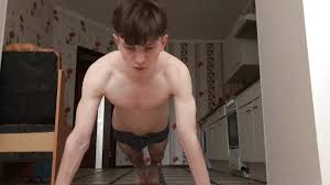 肮脏的家伙在自慰和驼峰枕头时呻吟并大口呼吸，以获得巨大的射精 -wank