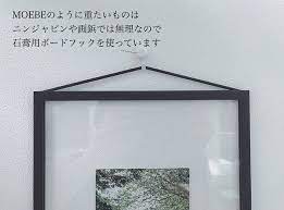tk is instagram フレームなどを壁にかけるときは ニンジャピンと 石膏ボードフックを使っています 石膏ボードフックは なかなか真っ白で小さいものが見つけられなかったのですが セリアにありました 石膏ボード フレーム フック
