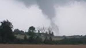 La province voisine du québec est aux prises avec deux lignes d'orages forts qui produisent de la pluie diluvienne et de forts vents. Possible Tornado Spotted North Of Barrie Ontario The Cairns Post
