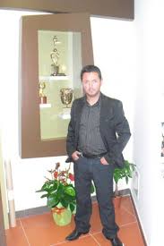 Sono salvatore cascio detto totò nato a palazzo adriano, un paesino dell'entroterra siciliano della provincia di palermo, diventato famoso per il noto film nuovo cinema paradiso dove ho avuto la fortuna di essere partecipe nel ruolo del piccolo salvatore. Foto Da Nuovo Cinema Paradiso Al Comune Toto Cascio Candidato A Palermo 7 Di 9 Palermo Repubblica It