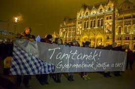 Legalább 15 éve nem volt ekkora utcai tüntetés. A Tanitanek Mozgalom 2017 Ben Magyar Narancs