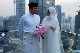Belum lama ini, laudya cynthia bella mengungkapkan sudah bercerai dari engku emran. Perjalanan Cinta Laudya Cynthia Bella Dan Engku Emran Yang Berakhir Cerai Halaman All Kompas Com