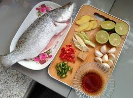 Minyak masak dipanaskan ke dalam kuali dan kemudian dituangkan atas permukaan ikan siakap. Lebih 6k Shares Wanita Ini Kongsi Resepi Ikan Siakap Stim Ala Thai Yang Mudah Dan Lazat