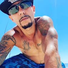 THE PERSON THAT LOOKS OUT FOR EVERYBODY IS ALWAYS ALONE WHEN THEY NEED  SOMEBODY