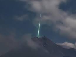(english, italian, etc) meteorito, aerólito, (spanish, portuguese,) météorite (french). Captan Momento En Que Un Meteoro Cae Sobre Un Volcan Activo En Indonesia