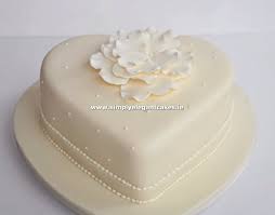 A Simple Single Tier Ivory Heart Shaped Cake With A Heart Posy In The Centre Weddingcake Weddings2016 Heart Shaped Cakes Special Cake Heart Wedding Cakes