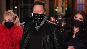 Musk owns a tesla roadster car 0001 (the first one off the production line) from tesla motors, a company. Elon Musk So Lief Sein Fernsehauftritt W V