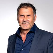 Der Spatenstich ist noch nicht mal ein Jahr her und diese Woche feierten  wir Aufrichte unseres Neubaus.