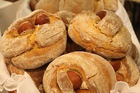 Aqui ficam umas sugestões de folares bem docinhos que vão trazer alegria à sua mesa pascal. Folar Da Pascoa De Vale De Ilhavo Garantido Nos Mercados De Aveiro Pao De Lo De Ovar So Para Consumo Local Noticias De Aveiro