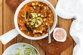 Aprende a elaborar este sencillo y sabroso plato de aires asiáticos, reconfortante y saludable: Sopa De Zoodles De Pollo Al Curry Rojo Tailandes Natruly Blog