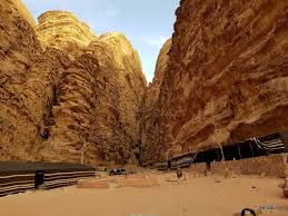 Archeological evidence shows that wadi rum desert in jordan has been inhabited since prehistoric times. Iordania CÄƒlare Pe CÄƒmilÄƒ Prin DeÈ™ertul Wadi Rum Nwradu Blog