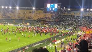 Con sillas ensangrentadas, el show de la noche de este 3 de agosto se vivió en el estadio el campín antes de comenzar el segundo tiempo entre independiente santa fe y atlético nacional, en el desarrollo de la tercera fecha del torneo de la primera división del fútbol profesional colombiano. Kl63a3fh Puxdm