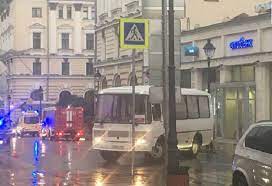 A arunca o peatră ! peste gard. Patru Persoane Luate Ostatice La O Banca Din Centrul Moscovei Un Barbat Ameninta Ca Va Arunca In Aer Filiala Bancii Video