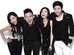 Fashion king dizisinde genç ve adını duyurmaya çalışan bir moda tasarımcısı kang yong gul'un hikayesini anlatır vedongdaemun pazarında satıcı olarak moda işine başlar. Fashion King Korean Drama Tv Series