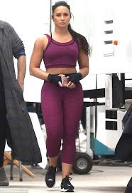 Demi Lovato Shows Off Toned Arms As She Shoots Fabletics Commercial Demi Lovato Style Outfits Demi Lovato Workout Demi Lovato Body