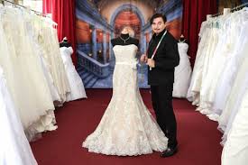 Blau ist eine farbe, die nicht bloß markant ist, sondern nicht zuletzt zum jeweiligen typ geeignet sein muss. Uwe Herrmann Weiss Um Das Besondere Kleid Bridal Times