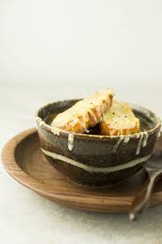 Soupe A L Oignon Classique Josee Di Stasio Recipe In 2020 Soup Recipes Food Healthy Recipes