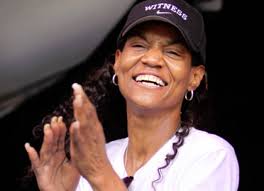 Arrestan a madre de LeBron James