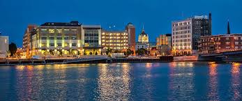 Green bay tudor guestrooms with comfy beds. Clerk Green Bay Wi